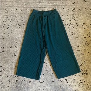 Dark green cropped dress pants with wide leg.